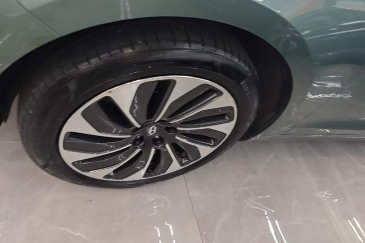 Used Hima AITO M5 2022 Range-Extended Rear-Drive Standard Version Left Front Wheel Hub