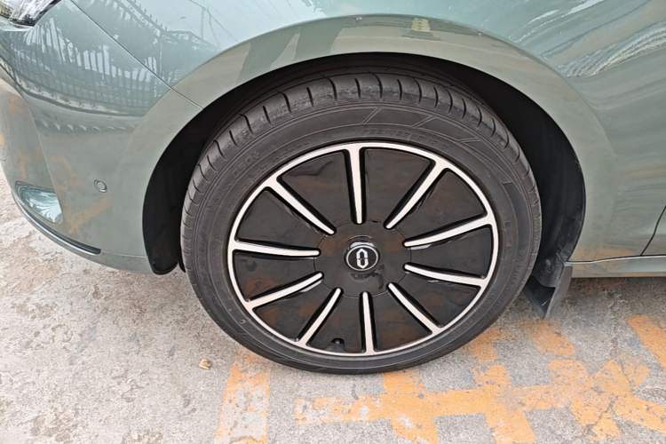 Used Hima AITO M5 2022 Extended-Range Four-Wheel Drive Flagship Edition Left Front Wheel Hub