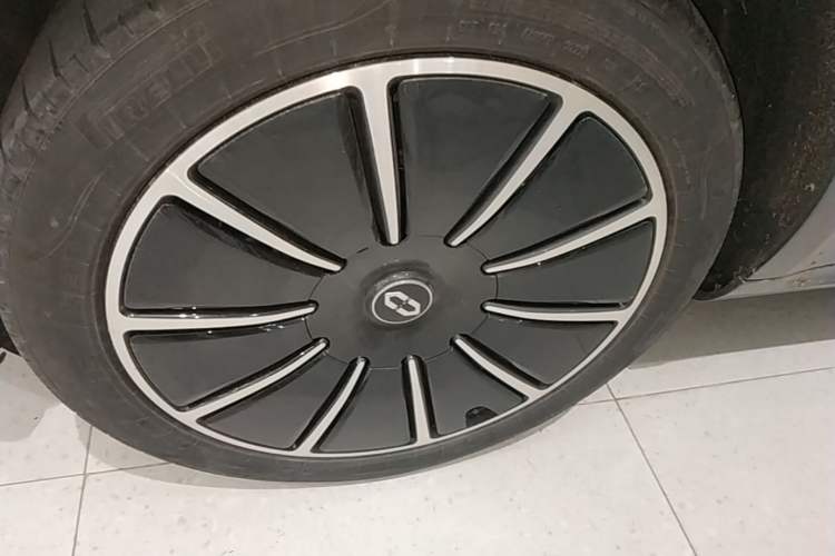 Used Hima AITO M5 2022 Pure Electric All-Wheel-Drive Performance Edition Left Front Wheel Hub