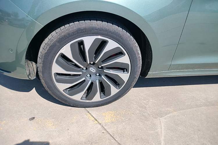 Used Hima AITO M5 2022 Extended-Range Four-Wheel Drive Performance Version Left Front Wheel Hub