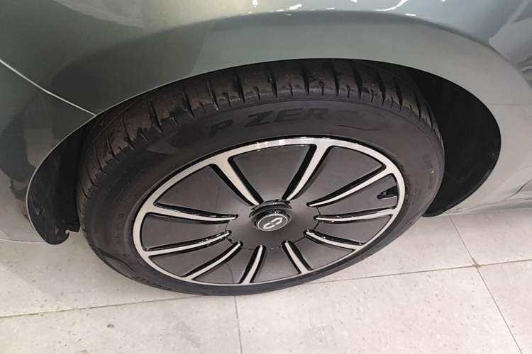 Used Hima AITO M5 2022 Pure Electric All-Wheel-Drive Performance Edition Left Front Wheel Hub