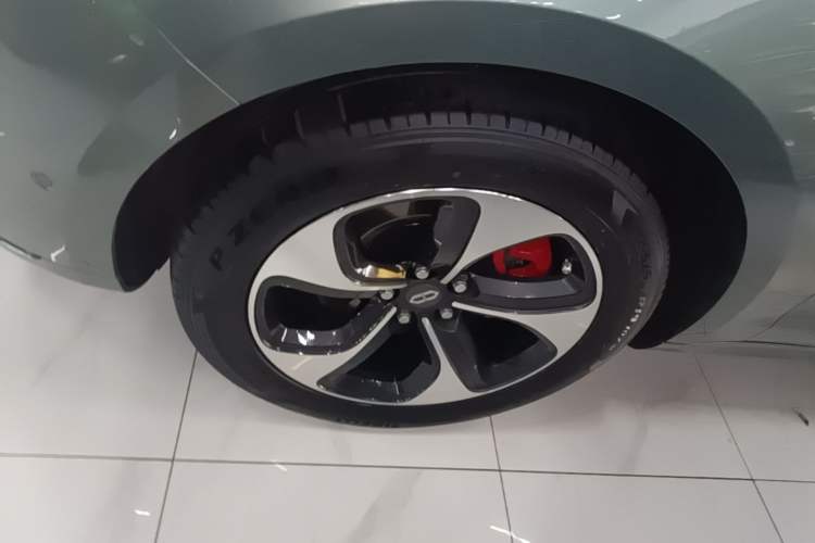 Used Hima AITO M5 2022 Range-Extended Rear-Drive Standard Version Left Front Wheel Hub