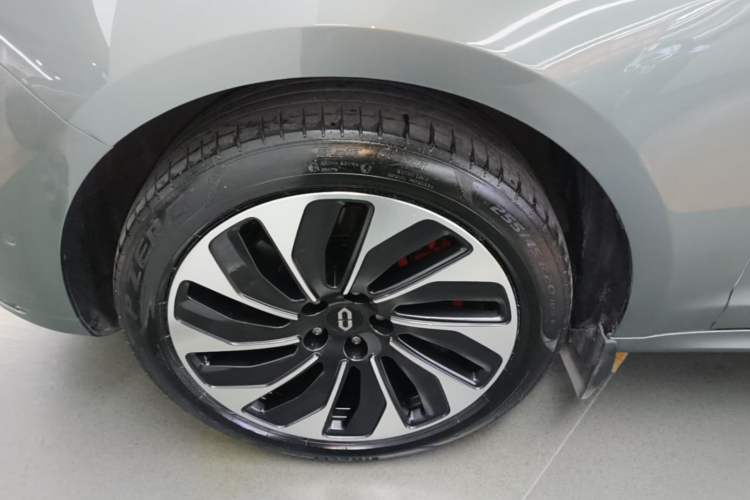 Used Hima AITO M5 2022 Extended-Range Four-Wheel Drive Ultimate Edition Left Front Wheel Hub