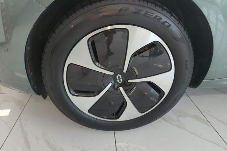 Used Hima AITO M5 2022 Pure Electric Rear-Drive Standard Edition Left Front Wheel Hub