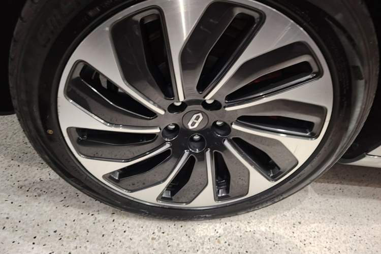 Used Hima AITO M5 2022 Extended-Range Four-Wheel Drive Performance Version Left Front Wheel Hub
