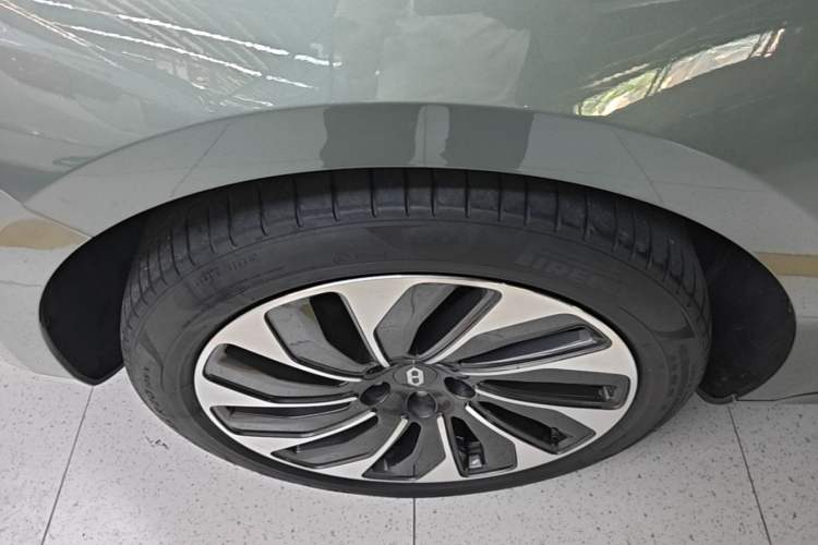 Used Hima AITO M5 2022 Extended-Range Four-Wheel Drive Ultimate Edition Left Front Wheel Hub