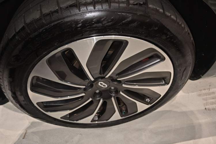 Used Hima AITO M5 2022 Extended-Range Four-Wheel Drive Ultimate Edition Left Front Wheel Hub