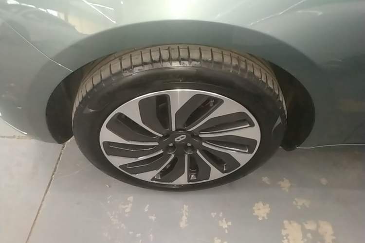 Used Hima AITO M5 2022 Extended-Range Four-Wheel Drive Ultimate Edition Left Front Wheel Hub