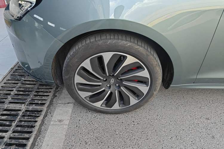 Used Hima AITO M5 2022 Extended-Range Four-Wheel Drive Ultimate Edition Left Front Wheel Hub