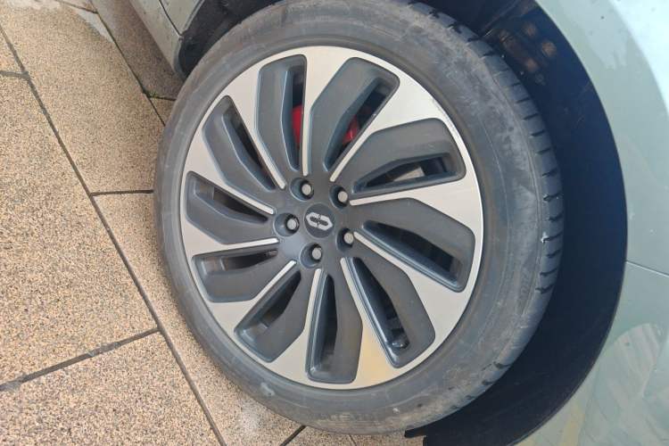 Used Hima AITO M5 2022 Extended-Range Four-Wheel Drive Ultimate Edition Right Front Wheel Hub