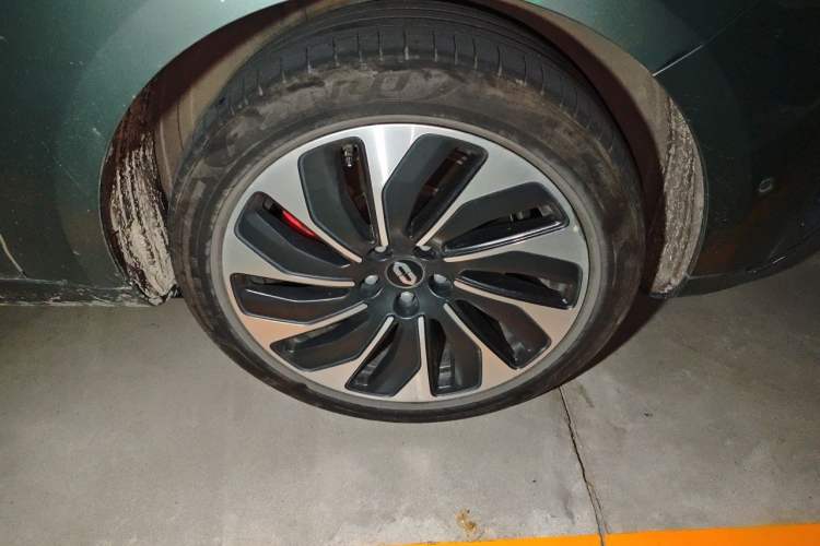 Used Hima AITO M5 2022 Extended-Range Four-Wheel Drive Ultimate Edition Right Front Wheel Hub