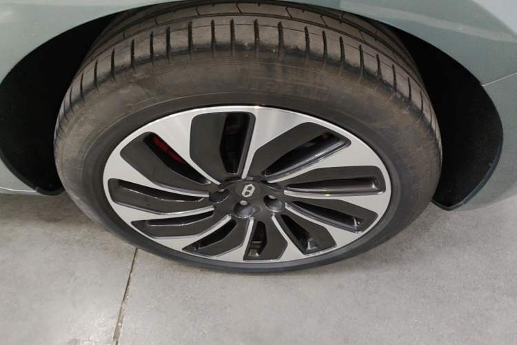 Used Hima AITO M5 2022 Extended-Range Four-Wheel Drive Ultimate Edition Right Front Wheel Hub