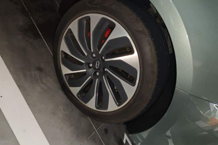 Used Hima AITO M5 2022 Extended-Range Four-Wheel Drive Ultimate Edition Right Front Wheel Hub