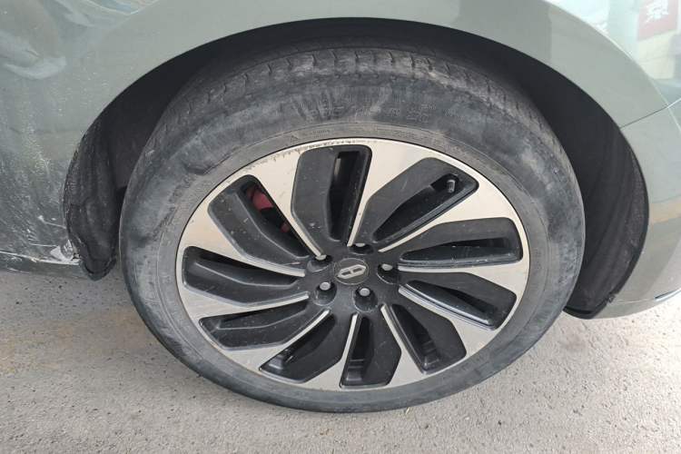 Used Hima AITO M5 2022 Extended-Range Four-Wheel Drive Ultimate Edition Right Front Wheel Hub