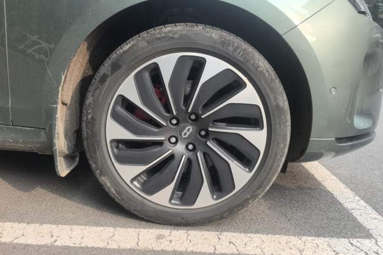 Used Hima AITO M5 2022 Extended-Range Four-Wheel Drive Ultimate Edition Right Front Wheel Hub