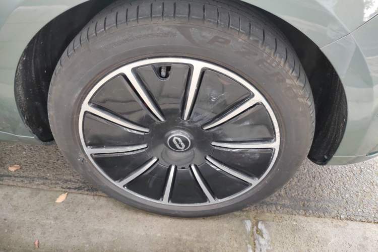 Used Hima AITO M5 2022 Extended-Range Four-Wheel Drive Flagship Edition Right Front Wheel Hub