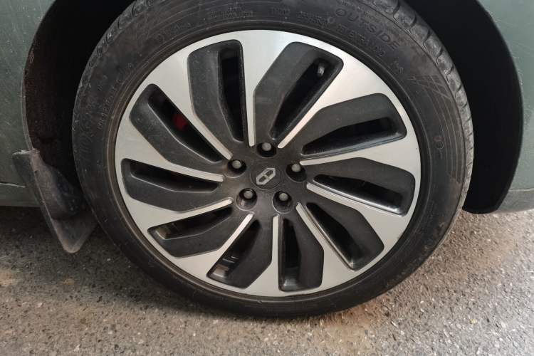 Used Hima AITO M5 2022 Extended-Range Four-Wheel Drive Performance Version Right Front Wheel Hub