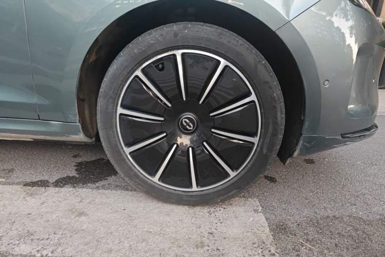 Used Hima AITO M5 2022 Pure Electric All-Wheel-Drive Performance Edition Right Front Wheel Hub