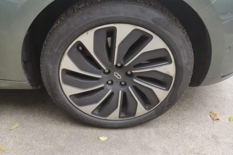 Used Hima AITO M5 2022 Extended-Range Four-Wheel Drive Flagship Edition Right Front Wheel Hub