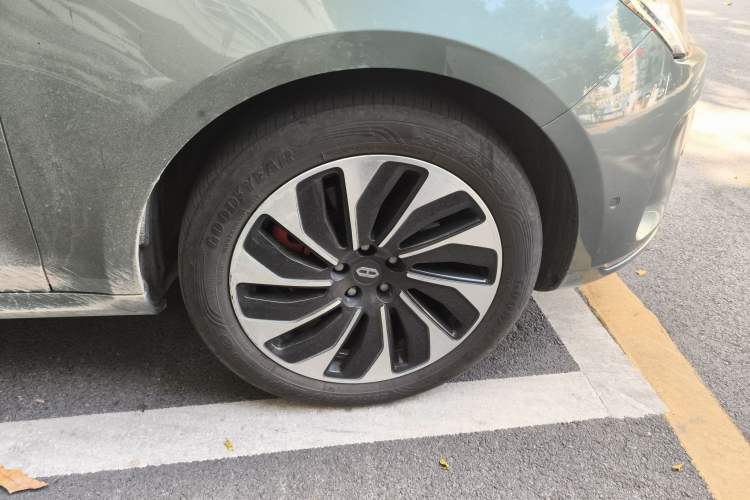 Used Hima AITO M5 2022 Extended-Range Four-Wheel Drive Performance Version Right Front Wheel Hub