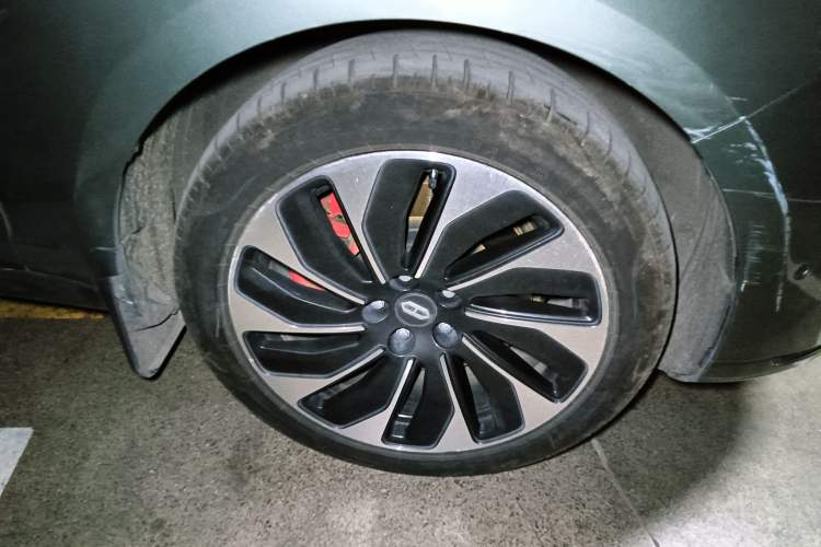 Used Hima AITO M5 2022 Extended-Range Four-Wheel Drive Performance Version Right Front Wheel Hub