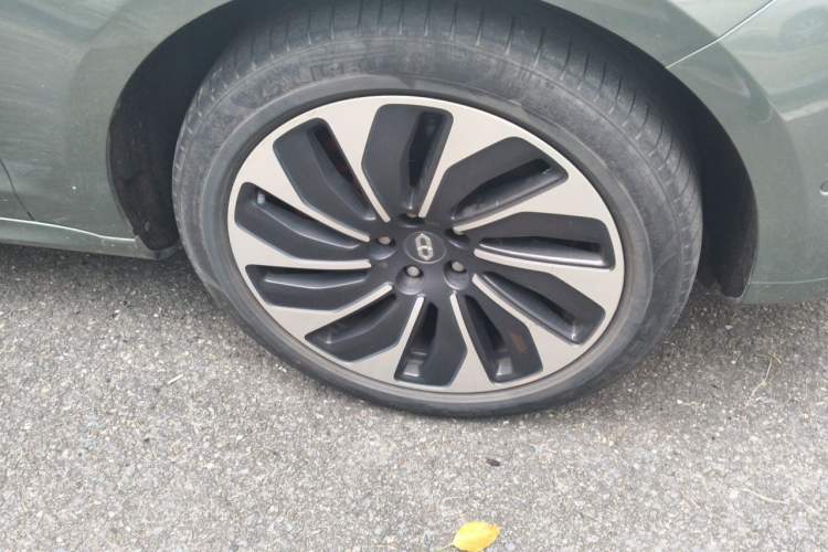 Used Hima AITO M5 2022 Extended-Range Four-Wheel Drive Performance Version Right Front Wheel Hub
