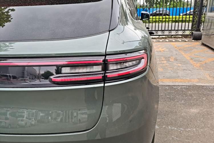 Used Hima AITO M5 2022 Extended-Range Four-Wheel Drive Flagship Edition Right Rear Taillight