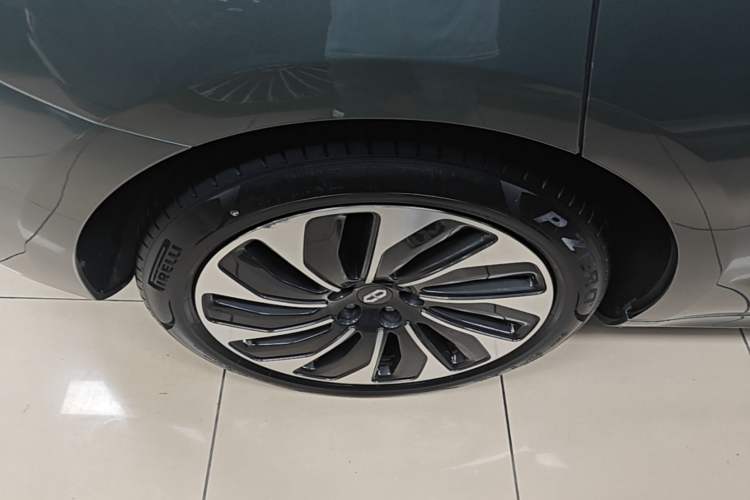 Used Hima AITO M5 2022 Extended-Range Four-Wheel Drive Performance Version Right Rear Wheel Hub