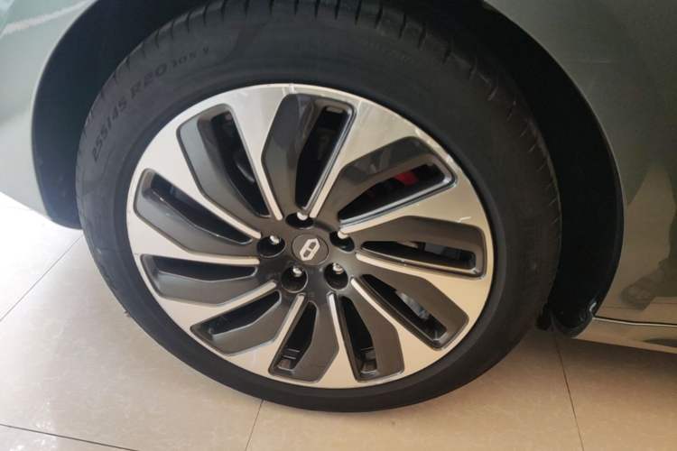 Used Hima AITO M5 2022 Extended-Range Four-Wheel Drive Ultimate Edition Right Rear Wheel Hub