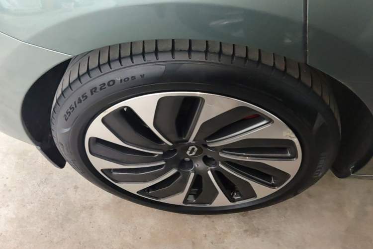 Used Hima AITO M5 2022 Extended-Range Four-Wheel Drive Ultimate Edition Right Rear Wheel Hub
