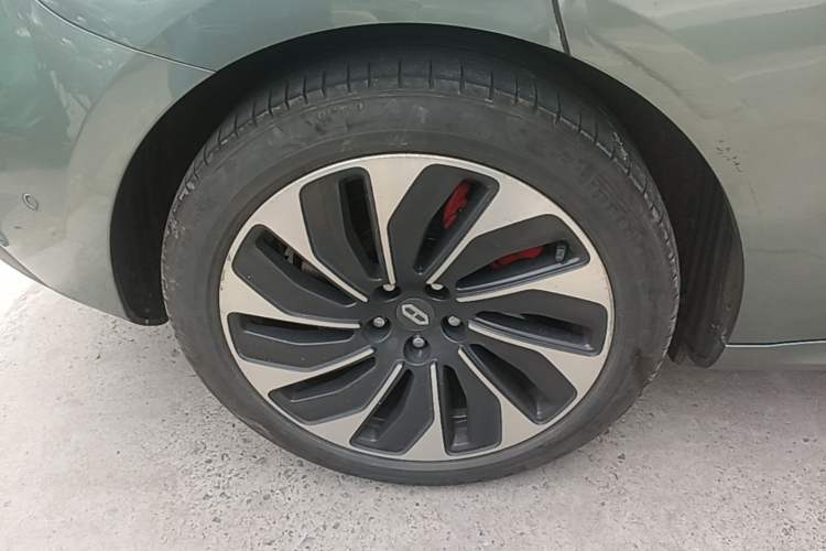 Used Hima AITO M5 2022 Pure Electric All-Wheel-Drive Performance Edition Right Rear Wheel Hub