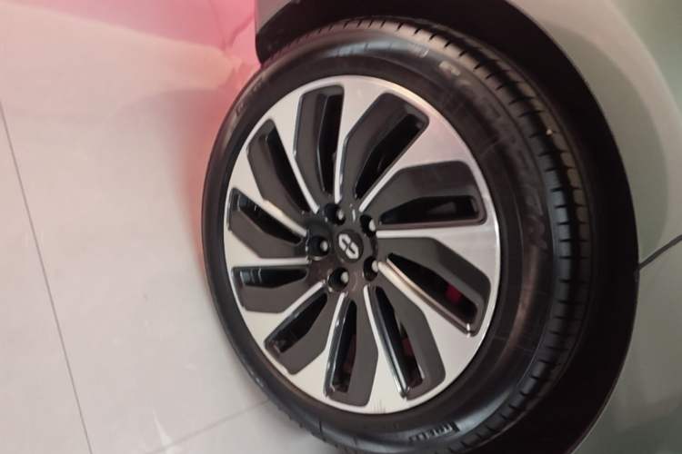 Used Hima AITO M5 2022 Extended-Range Four-Wheel Drive Ultimate Edition Right Rear Wheel Hub