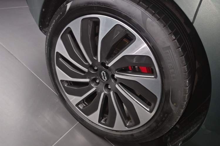 Used Hima AITO M5 2022 Extended-Range Four-Wheel Drive Flagship Edition Right Rear Wheel Hub