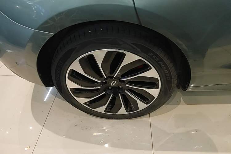 Used Hima AITO M5 2022 Range-Extended Rear-Drive Standard Version Right Rear Wheel Hub