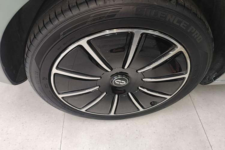 Used Hima AITO M5 2022 Pure Electric All-Wheel-Drive Performance Edition Right Rear Wheel Hub