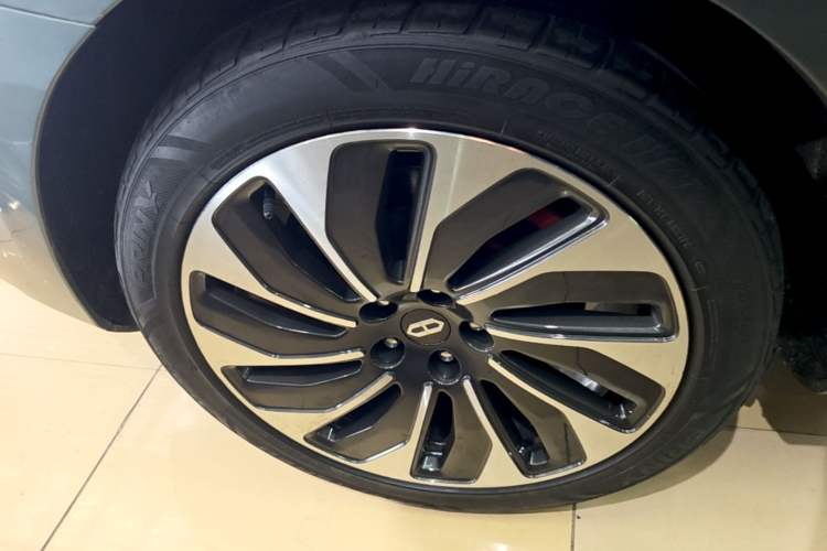 Used Hima AITO M5 2022 Extended-Range Four-Wheel Drive Performance Version Right Rear Wheel Hub
