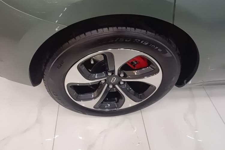 Used Hima AITO M5 2022 Range-Extended Rear-Drive Standard Version Right Rear Wheel Hub
