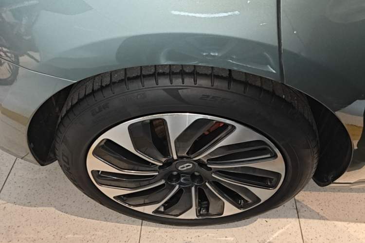 Used Hima AITO M5 2022 Extended-Range Four-Wheel Drive Ultimate Edition Right Rear Wheel Hub