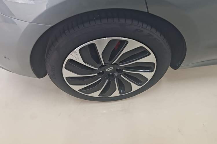 Used Hima AITO M5 2022 Extended-Range Four-Wheel Drive Performance Version Right Rear Wheel Hub