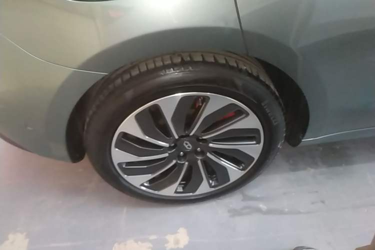 Used Hima AITO M5 2022 Extended-Range Four-Wheel Drive Ultimate Edition Right Rear Wheel Hub