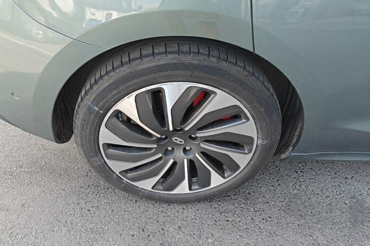 Used Hima AITO M5 2022 Extended-Range Four-Wheel Drive Ultimate Edition Right Rear Wheel Hub