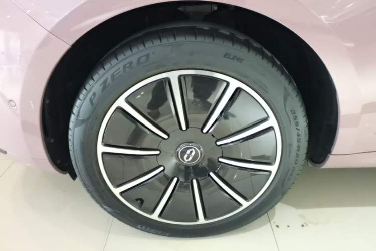 Used Hima AITO M5 2022 Pure Electric All-Wheel-Drive Performance Edition Left Front Wheel Hub