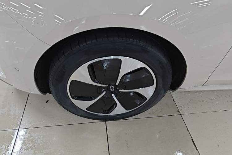 Used Hima AITO M5 2022 Pure Electric Rear-Drive Standard Edition Left Front Wheel Hub