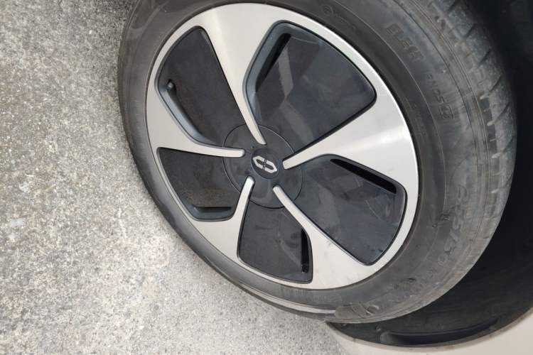 Used Hima AITO M5 2022 Pure Electric Rear-Drive Standard Edition Right Front Wheel Hub