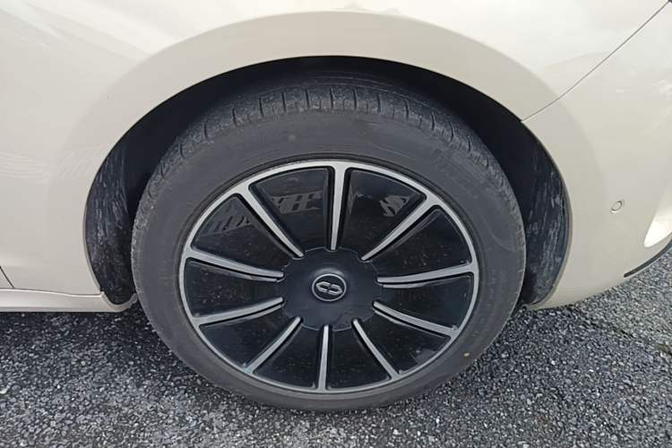 Used Hima AITO M5 2022 Pure Electric All-Wheel-Drive Performance Edition Right Front Wheel Hub