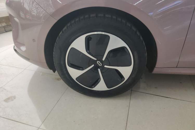Used Hima AITO M5 2022 Pure Electric Rear-Drive Standard Edition Left Front Wheel Hub