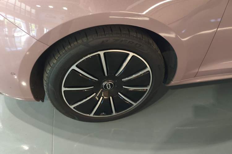 Used Hima AITO M5 2022 Pure Electric All-Wheel-Drive Performance Edition Left Front Wheel Hub