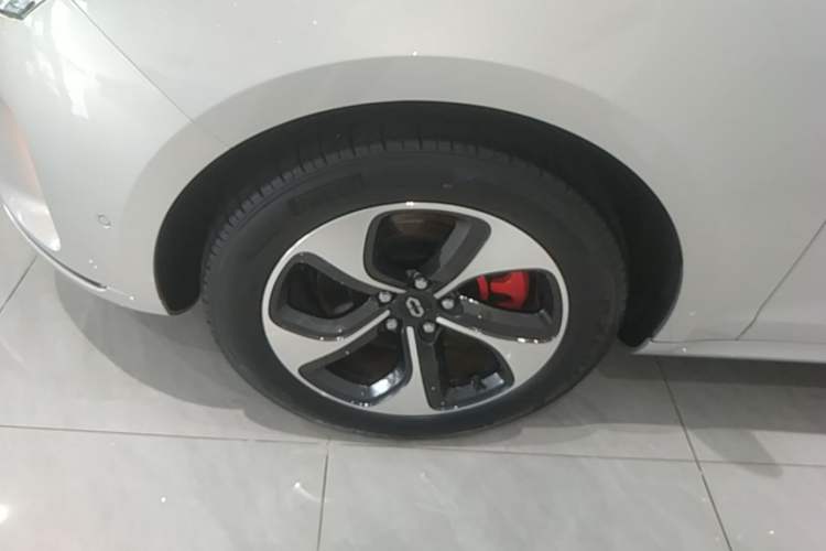 Used Hima AITO M5 2022 Range-Extended Rear-Drive Standard Version Left Front Wheel Hub