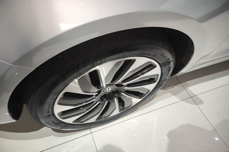 Used Hima AITO M5 2022 Extended-Range Four-Wheel Drive Performance Version Left Front Wheel Hub