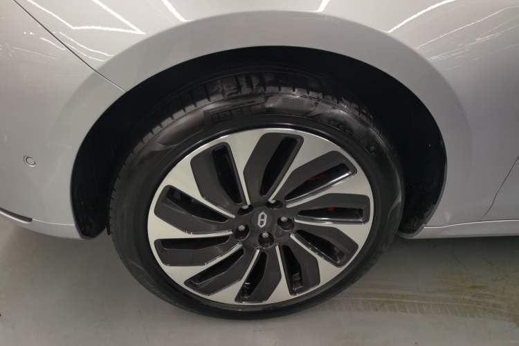 Used Hima AITO M5 2022 Extended-Range Four-Wheel Drive Performance Version Left Front Wheel Hub